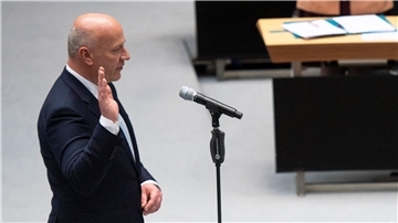 Kai Wegner leistet im Berliner Abgeordnetenhaus seinen Amtseid.