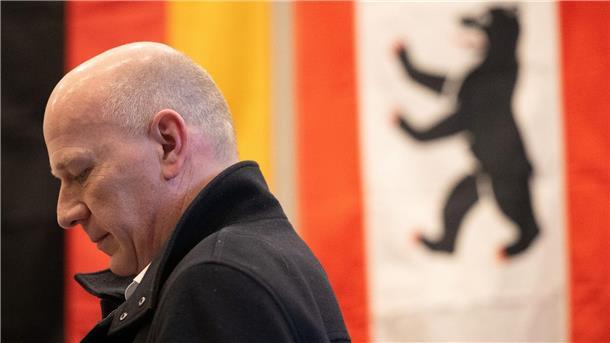 Kai Wegner, Spitzenkandidat der Berliner CDU, kommt in der Grundschule am Ritterfeld zur Stimmabgabe für die Wiederholungswahl zum Berliner Abgeordnetenhaus.
