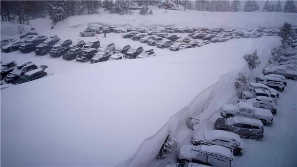 Kalifornien und andere Teile des Westens der USA sind durch den jüngsten Wintersturm, der die Vereinigten Staaten heimgesucht hat, mit starkem Schnee und Regen konfrontiert.