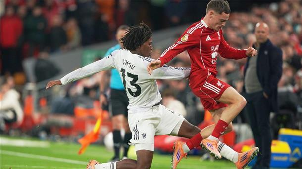Liverpool im Krisenmodus: „Natürlich ist man besorgt“ Kam gegen Manchester United erneut nur von der Bank: Liverpools Florian Wirtz (r).