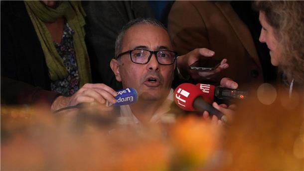 Prix Goncourt geht an Kamel Daoud Kamel Daoud steht Reportern Rede und Antwort, nachdem er den Prix Goncourt erhalten hat.