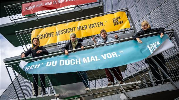 „War ja nur Spaß“: Provokante Plakataktion gegen Übergriffe Kampagne gegen sexualisierte Gewalt im Sport: Studentinnen der Hochschule Bremerhaven hängen Plakate am Bremer Stadionbad auf.