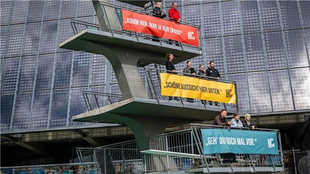 „War ja nur Spaß“: Provokante Plakataktion gegen Übergriffe Kampagne gegen sexualisierte Gewalt im Sport: Studentinnen der Hochschule Bremerhaven hängen Plakate am Bremer Stadionbad auf.