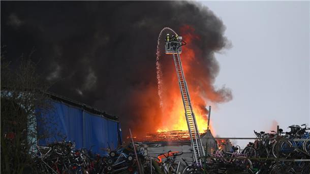 Großfeuer-Rauchwolke verdunkelt Hamburger Innenstadt Kampf gegen das Feuer: Feuerwehrleute während ihres Einsatzes in Hamburg-Rothenburgsort.