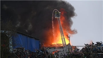 Kampf gegen das Feuer: Feuerwehrleute während ihres Einsatzes in Hamburg-Rothenburgsort.