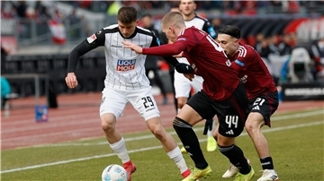 Kampf um den Ball: Ulms Semir Telalovic (l) gegen die Nürnberger Ondrej Karafiat (M) und Berkay Yilmaz.
