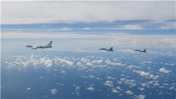 Kampfflugzeuge des Ostkommandos der chinesischen Volksbefreiungsarmee (PLA) während gemeinsamer Kampfübungen um die Insel Taiwan.
