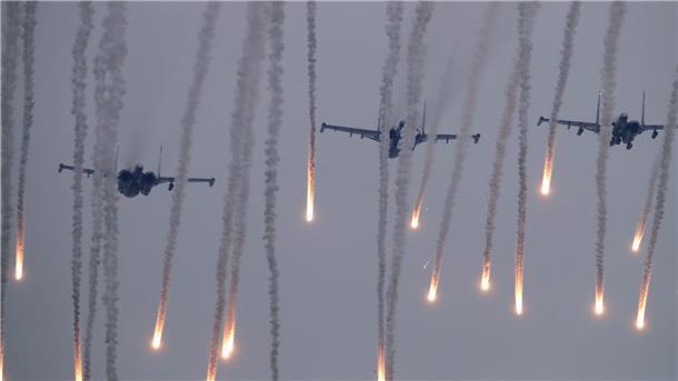 Kampfflugzeuge haben bei dem umstrittenen russisch-belarussischen Manöver „Sapad“ (West) IR-Täuschkörper gegen Lenkwaffen mit Infrarotsuchkopf ausgestoßen (Archivbild).