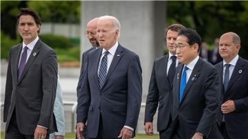 Kanadas Premier Justin Trudeau EU-Ratspräsident Charles Michel, US-Präsident Joe Biden, Frankreichs Präsident Emmanuel Macron, Japans Premier Fumio Kishida und Bundeskanzler Olaf Scholz (v.l.n.r.).