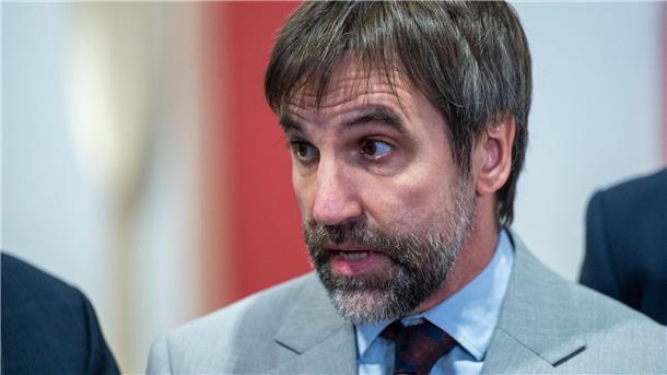 Fossile Brennstoffe: Kanada könnte Subventionen einschränken Kanadas Umweltminister Steven Guilbeault beim UN-Klimagipfel COP27 in Scharm El Scheich.
