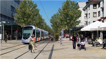 Kann diese Montage einmal Wirklichkeit werden? Ein Prüfverfahren soll Klarheit bringen, ob die Straßenbahn einen volkswirtschaftlichen Nutzen für die Stadt hat. Montage: VCD