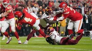 Bilder des Tages Kansas City Chiefs - Washington Commanders: Chiefs-Star Rice knapp an der Endzone