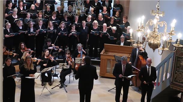 Kantorei, Gesangssolisten und Musiker unter Leitung von Andreas Borbe im Chorraum der St.-Viti-Kirche.