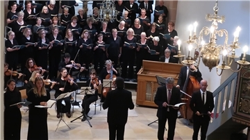Kantorei, Gesangssolisten und Musiker unter Leitung von Andreas Borbe im Chorraum der St.-Viti-Kirche.