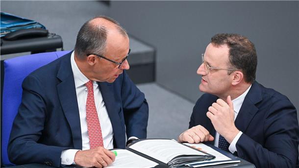 Merz stellt sich hinter Spahn – SPD will Aufklärung Kanzler Merz stellt sich hinter Unionsfraktionschef Spahn.