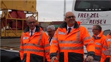 Kanzler Merz verspätet eingetroffen, Limousine statt Hubschrauber. Eurogate und BLG im Fokus seiner Hafenrundfahrt.