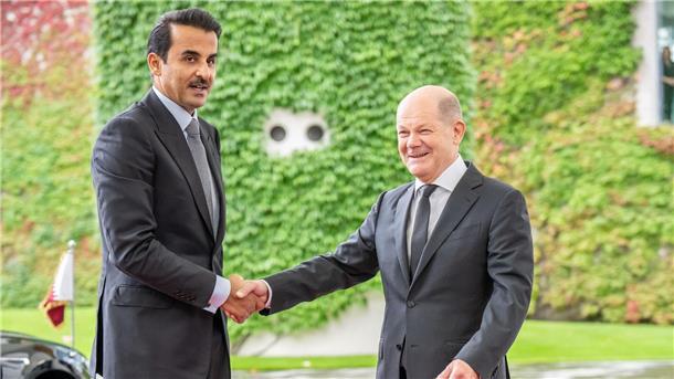 Scholz empfängt Emir von Katar zu Gesprächen Kanzler Olaf Scholz begrüsst den Emir von Katar, Scheich Tamim bin Hamad bin Khalifa Al Thani, am Kanzleramt.