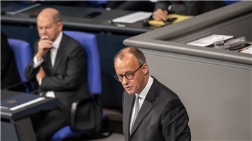 Kanzler Olaf Scholz (links) und Friedrich Merz haben sich mit zwei Ministerpräsidenten zum Migratonsgipfel getroffen.