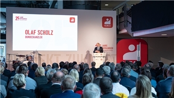 Kanzler Scholz hält bei der Feier zum 25-jährigen Bestehen der Gewerkschaft IG BCE in Hannover eine Rede.