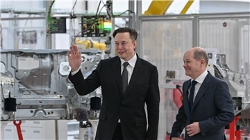 Kanzler Scholz (r) mit Tesla-Chef Elon Musk bei der Eröffnung der Tesla-Fabrik Berlin Brandenburg vor gut einem Jahr.