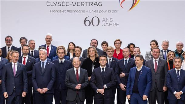 Scholz und Macron beschwören Länder-Freundschaft Kanzler Scholz wurde zum Jubiläums-Festakt und den anschließenden Beratungen beider Regierungen von fast dem kompletten Kabinett nach Paris begleitet.