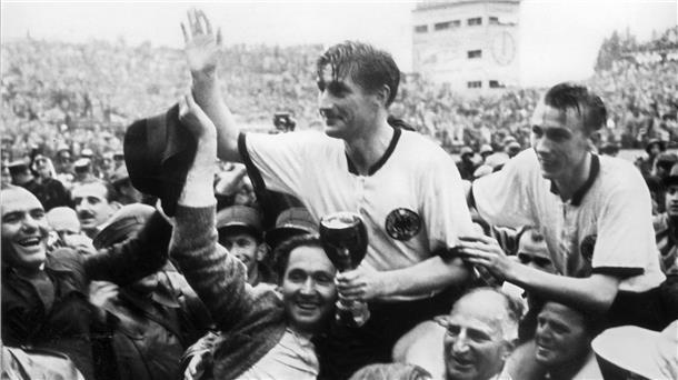 Kapitän Fritz Walter (Mitte) und Horst Eckel werden am 4. Juli 1954 Fußball-Weltmeisterschaft.