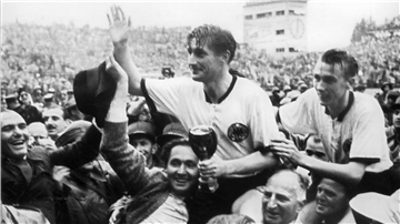 Kapitän Fritz Walter (Mitte) und Horst Eckel werden am 4. Juli 1954 Fußball-Weltmeisterschaft.