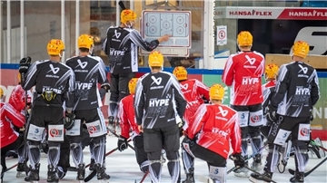 Kapitän Jan Urbas gab beim ersten Eistraining der Fischtown Pinguins die Aufgaben vor.