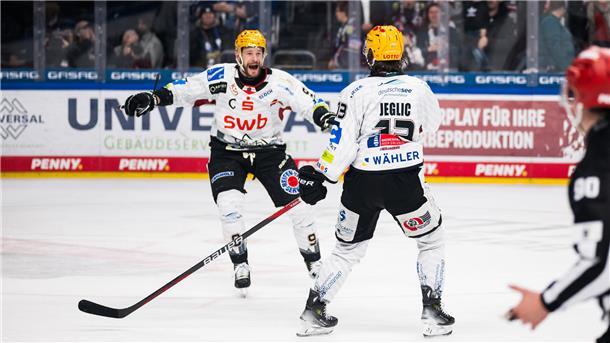 Kapitän Jan Urbas (li.) und Torschütze Ziga Jeglic feiern das Tor zum zwischenzeitlichen 3:3.
