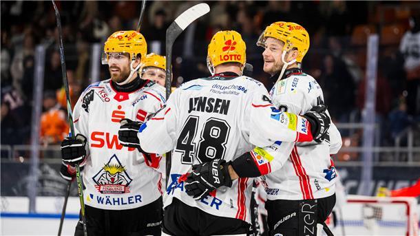 Eishockeyspieler Jan Urbas freut sich