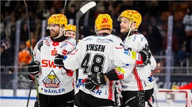 Eishockeyspieler Jan Urbas freut sich