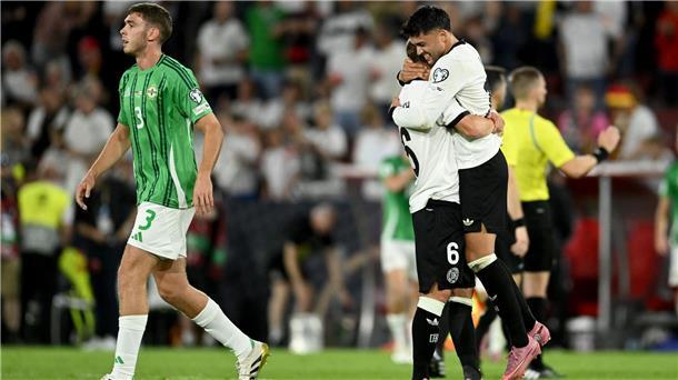 Schattenmänner auf „Gaspedal“: Amiri als WM-Faktor Kapitän Joshua Kimmich feiert nach dem Schlusspfiff Torschütze Nadiem Amiri.