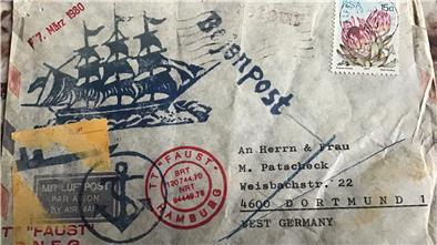 Kapitän Manfred Patschecks kuriose „Schätzchen“: Die “Bojenpost“-Briefe hat der Seemann aufgehoben, die einst in einer „Boje“ aus alten Farbeimern mit den Briefen anderer Crewmitglieder durch Pazifik oder Atlantik schaukelten. Foto: Scheschonka