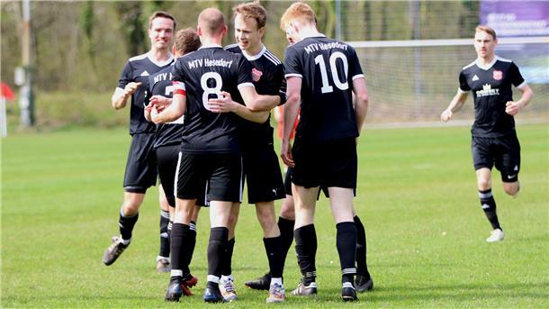 Kapitän Richard Kubisch (Nummer 8) trifft zum 1:0 und wird entsprechend gefeiert.