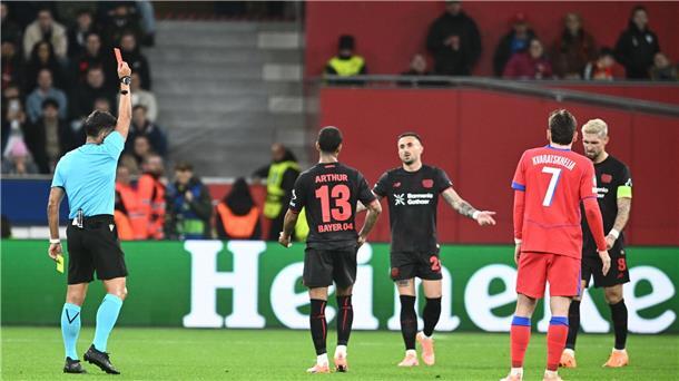 2:7 – Leverkusen verliert wildes Tor-Spektakel gegen PSG Kapitän Robert Andrich musste nach knapp einer halben Stunde mit Rot vom Platz.