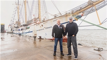 Kapitän Torsten Staffelt (links) und Verleger Stefan Krücken vor der „Großherzogin Elisabeth“ in Bremerhaven.