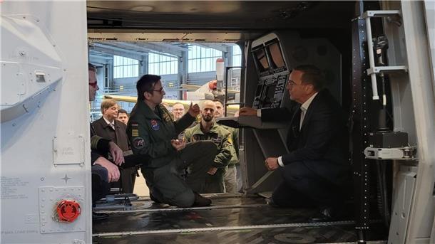 Kapitän zur See Broder Nielsen erläutert Pistorius den Umbau der Waffensysteme im NH90 Sea Lion.