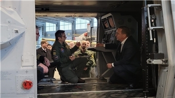 Kapitän zur See Broder Nielsen erläutert Pistorius den Umbau der Waffensysteme im NH90 Sea Lion.