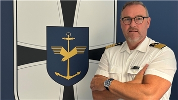 Porträtfoto von Kapitän zur See Holger Schmitt