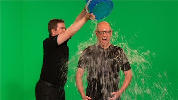 70 Jahre „Wort zum Sonntag“ Kaplan Florian Heisterkamp (l) schüttete 2014 einen Kübel mit Eiswasser über den Kopf von Pfarrer Gereon Alter.
