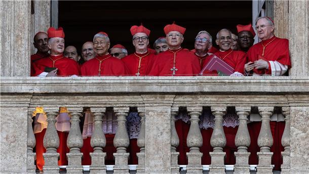 Kardinäle stehen auf einem Balkon des Petersdoms. Die Wahl des neuen Papstes hat nicht einmal 24 Stunden gedauert.