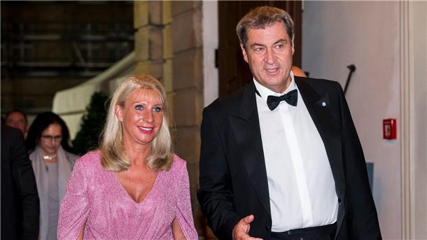 Neuer Bayreuther „Parsifal“ - Jubel für Einspringer Karin Baumüller-Söder (l) und Bayerns Ministerpräsident Markus Söder bei ihrem Staatsempfang anlässlich der Eröffnung der Richard-Wagner-Festspiele.