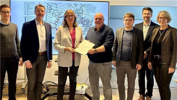 Karin Beckmann (Dritte von links) vom Amt für regionale Landesentwicklung übergab den Aufnahmebescheid an Bürgermeister Frank Braasch, Gemeindedirektor Henning Fricke, den Heeslinger Ortsbeauftragen Anja Förster und Dennis Meinders sowie den Verwaltungsvertretern Christoph Schiemann und Christoph Reuther.