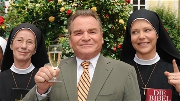 Karin Gregorek (l) - hier neben Fritz Wepper und Janina Hartwig -  erfreute sich als Schwester Felicitas großer Beliebtheit.
