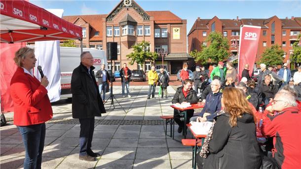 Karin Logemann gewinnt in der Wesermarsch Karin Logemann hat es erneut geschafft. Sie hat das Direktmandat im Wahlkreis Wesermarsch/Rastede gewonnen. Unser Bild zeigt sie bei einer Wahlkampfveranstaltung auf dem Nordenhamer Marktplatz mit dem alten und neuen niedersächsischen Ministerpräsidenten Stephan Weil.