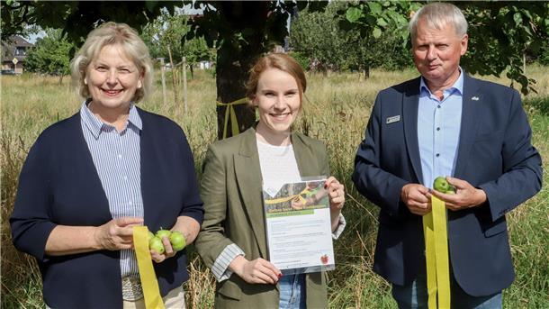 Karin Logemann, Maren Meyer und Hartmut Schierenstedt auf der Streuobstwiese an der Sporthalle in Berne (von links). 