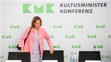 Karin Prien (CDU), Bildungsministerin von Schleswig-Holstein, spricht sich für ein generelles Handynutzungsverbot für Kinder in Kitas und Grundschulen aus.