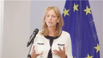 Karin Prien ist Bundesbildungsministerin und für den Einsatz von Künstlicher Intelligenz im Unterricht.