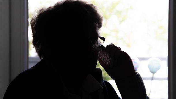 Karin Runkel (74) aus Bremerhaven ist schnell misstrauisch: Der telefonisch angekündigte „Gewinn“ kommt ihr mysteriös vor.