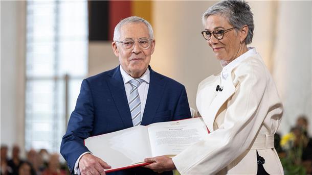 Friedenspreisträger: Annäherung an Putin ebnet Weg zum Krieg Karin Schmidt-Friderichs, Vorsteherin des Börsenvereins des Deutschen Buchhandels, übergibt Karl Schlögel den Friedenspreis des Deutschen Buchhandels.